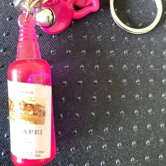 Cute Mini Simulation Resin Beer Pink Bottle Keychain Novelty Women's Bag Charm - Picture 2 of 4